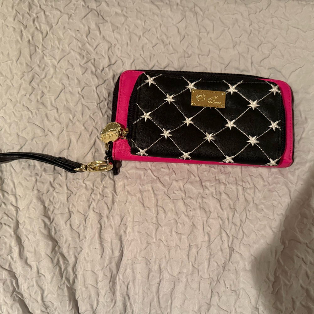 Betsey Johnson , Luv Betsey Black and Pink Quilted Wallet Wristlet